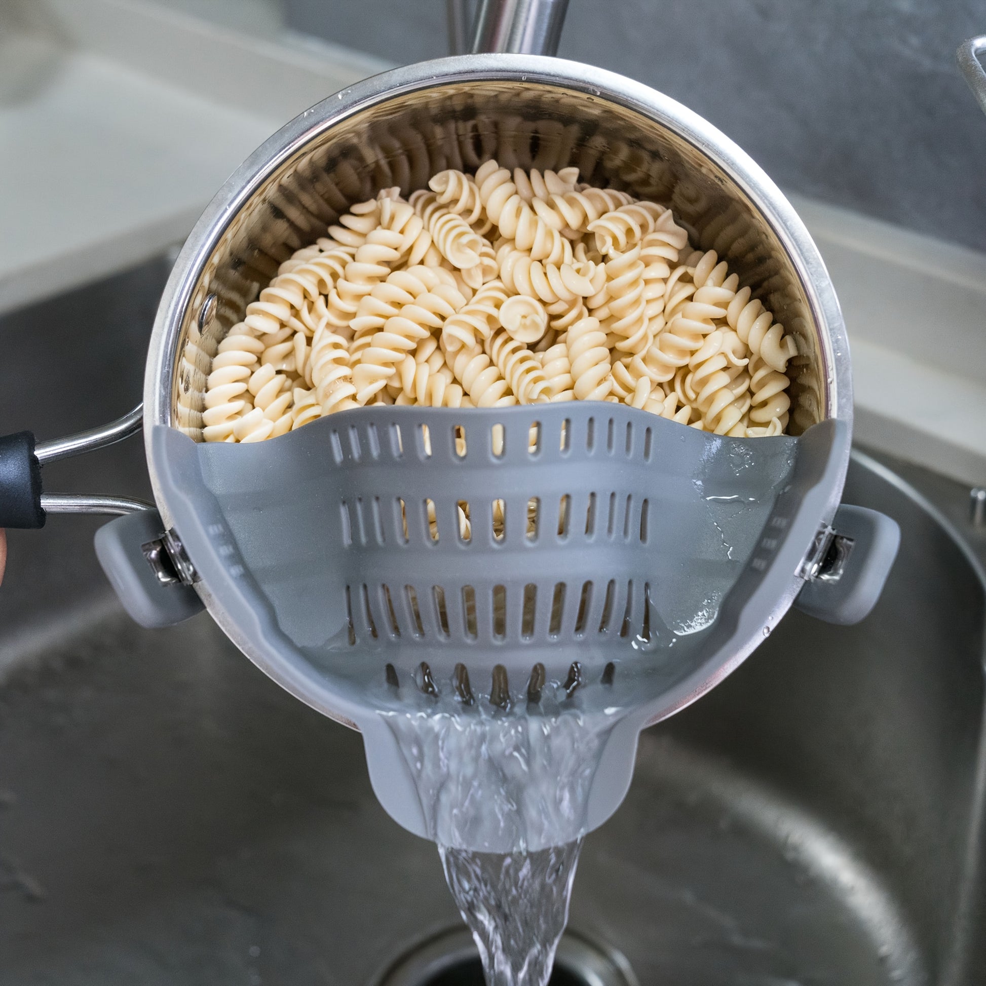 1pc ABERZEY Clip-On Strainer for Pots & Pans - Durable Plastic Kitchen Colander for Pasta, Meat, Vegetables, Fruits - Easy Drainage & Compact Design, Strainer for Pasta, Vegetable Preparation, Modern Kitchenware, Efficient Dr Beauty Fashion