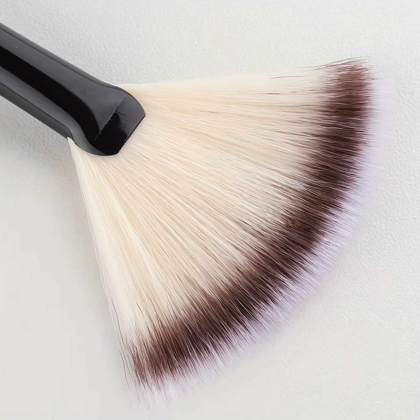 1Pc Fan Shaped Highlight Brush Contour Brush Blending Highlighter Makeup Brush Face Loose Powder Brush Cosmetic Beauty Tools