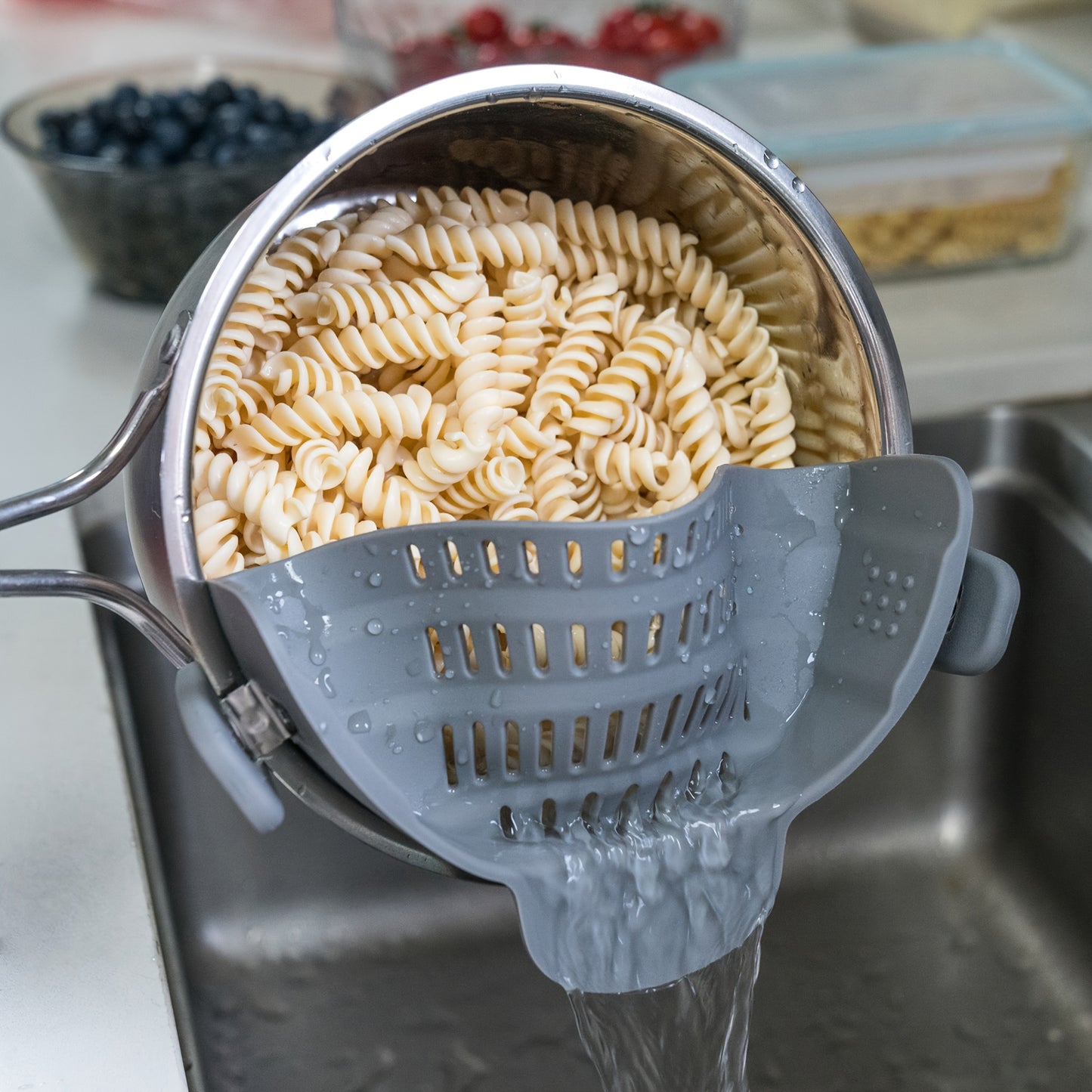 1pc ABERZEY Clip-On Strainer for Pots & Pans - Durable Plastic Kitchen Colander for Pasta, Meat, Vegetables, Fruits - Easy Drainage & Compact Design, Strainer for Pasta, Vegetable Preparation, Modern Kitchenware, Efficient Dr Beauty Fashion
