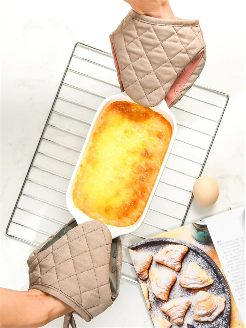 1PC Fish Shaped Silicone Anti Scald Oven Gloves Kitchen Silicone Gloves Tray Dish Holder Oven Gloves Multi-purpose Gloves Beauty World Shop