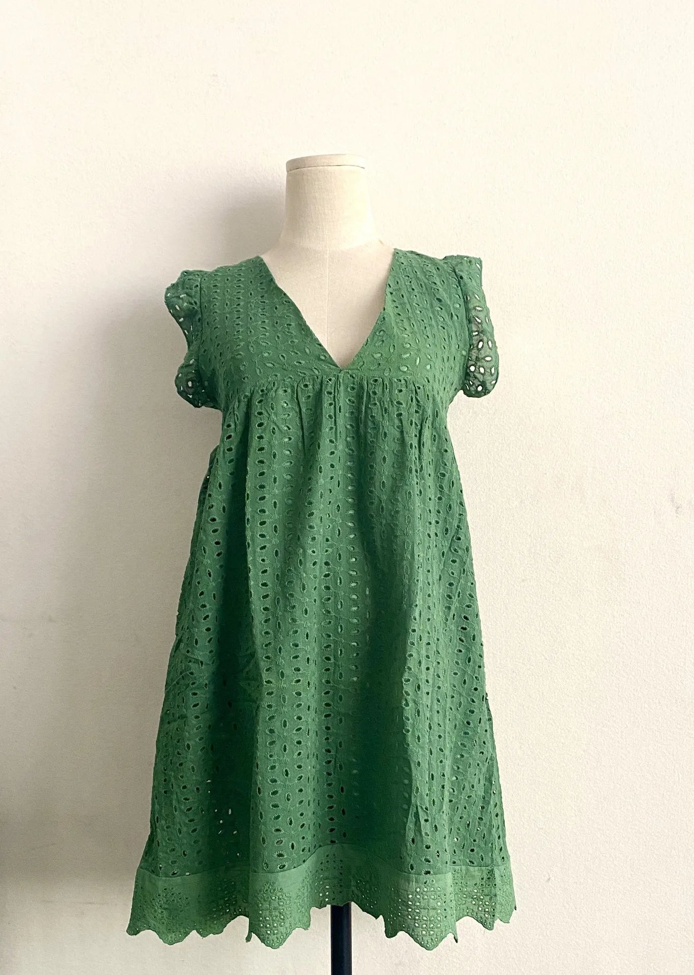 New summer women's fashionable temperament, casual and sexy commuting solid color lace jacquard hollow V-neck dress Beauty World Shop
