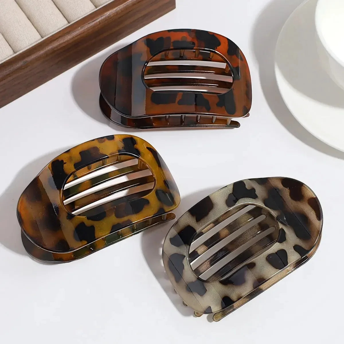 Fashion Oval Hair Claw Clip for Women New Design Leopard Matte Curved Flat Styling Barrettes Acrylic Lying Down Hair Accessories Beauty Trend Shop