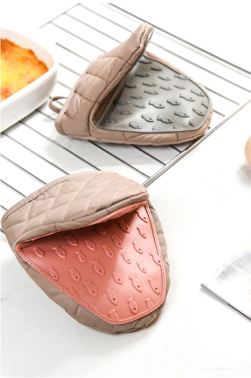 1PC Fish Shaped Silicone Anti Scald Oven Gloves Kitchen Silicone Gloves Tray Dish Holder Oven Gloves Multi-purpose Gloves Beauty World Shop